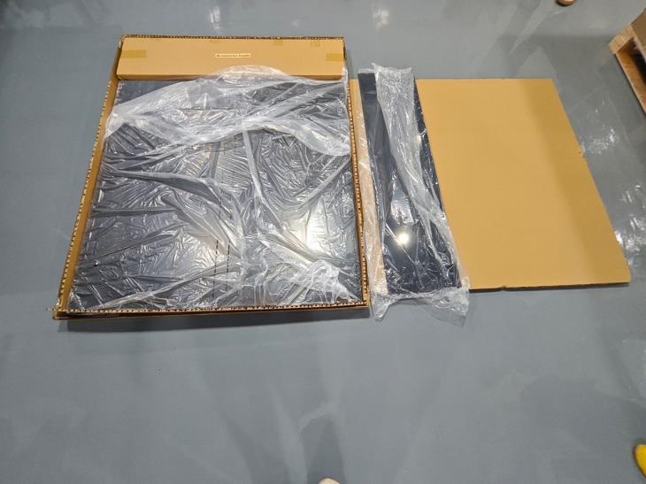Check packing protection — Open the packing to inspect film and cardboard dividers.